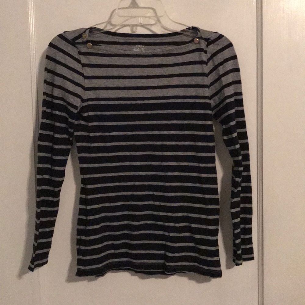 A navy blue and gray stripped t shirt